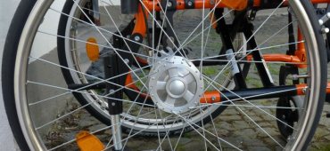 Die Räder eines Rollstuhls